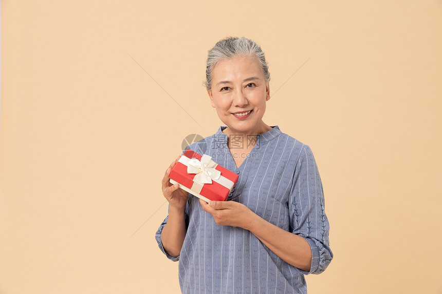 老年女性送礼物图片