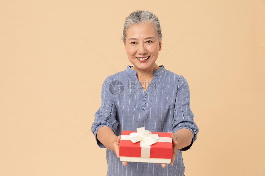 老年女性送礼物图片