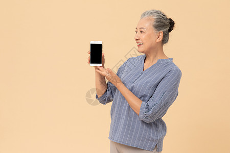 老年女性拿着手机打电话图片