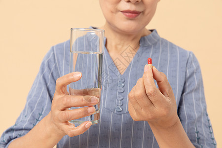 老年女性吃药背景图片