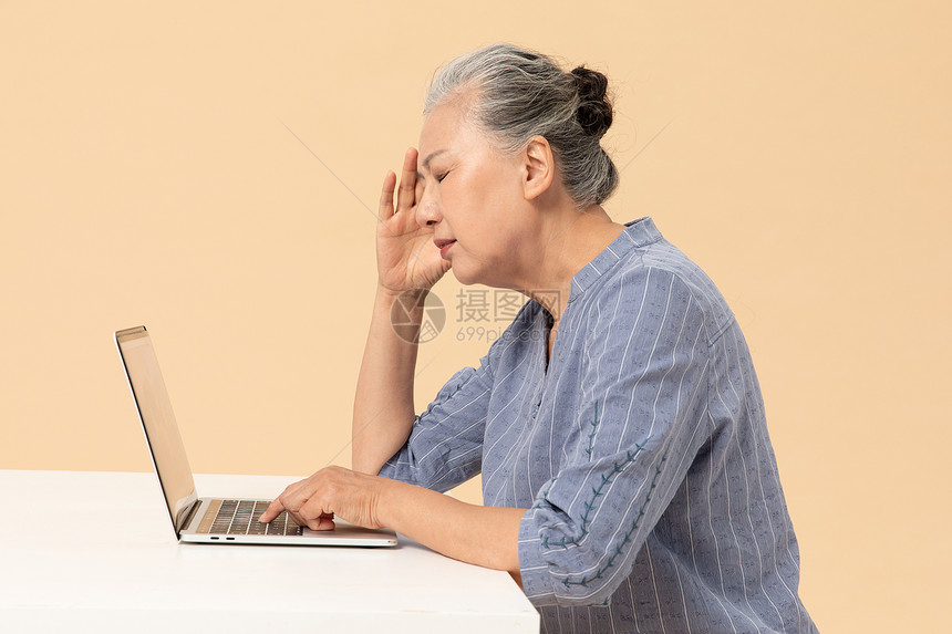 老年女性用笔记本电脑烦恼图片