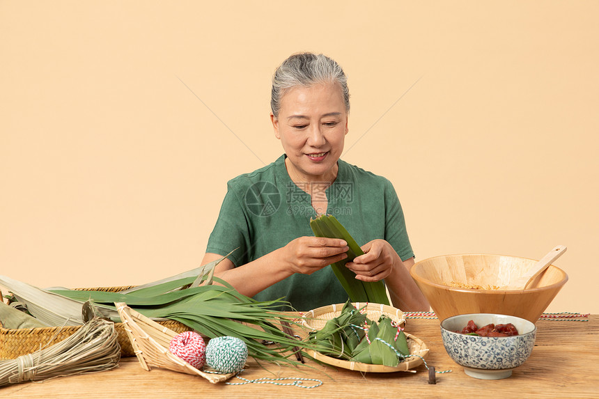 端午节奶奶包粽子图片