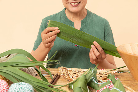 端午节奶奶包粽子特写图片