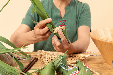 端午节奶奶包粽子特写图片