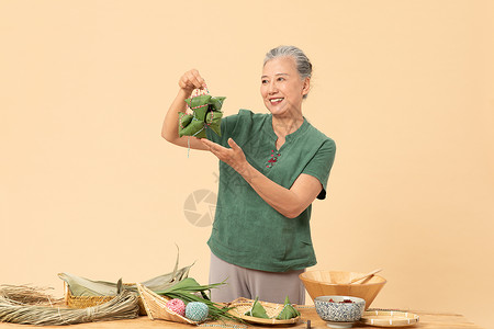 端午节老奶奶拿着粽子图片