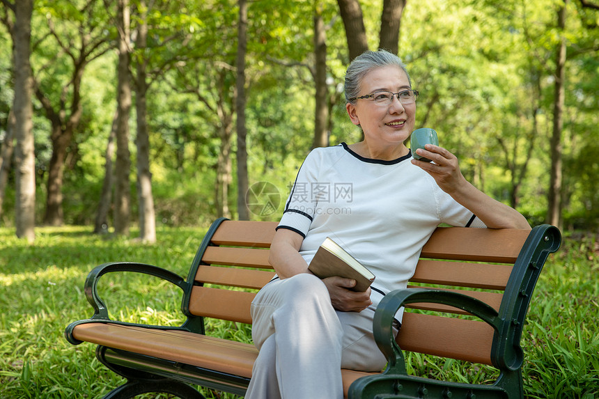 老年女性户外公园看书图片
