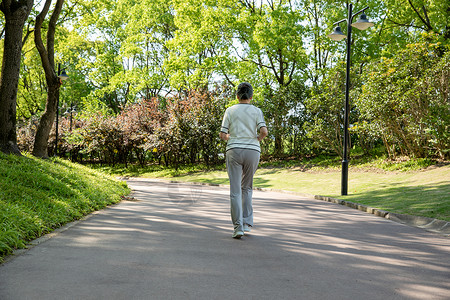 老年女性户外公园散步图片