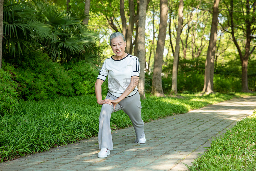 老年女性户外公园运动热身图片