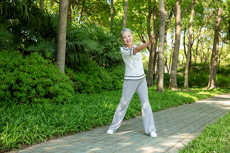 老年女性户外公园运动热身图片