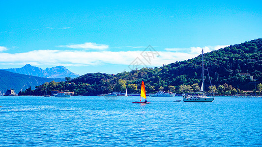 潘多雷耶湖海上帆船背景
