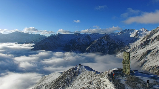 云海中的雪山图片