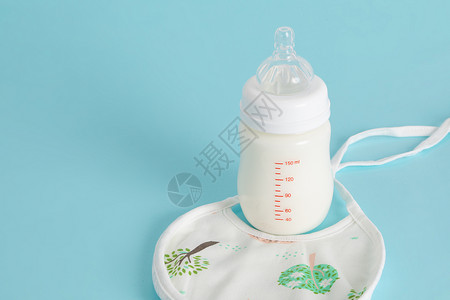 新生儿奶瓶和围兜背景