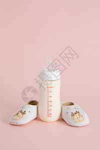 新生儿奶瓶和宝宝鞋图片