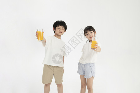 小朋友们手拿橙汁与牛奶高清图片