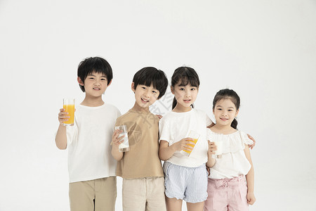 饮料与男孩小朋友们手拿橙汁与牛奶背景