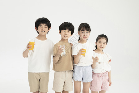 小朋友们手拿橙汁与牛奶高清图片