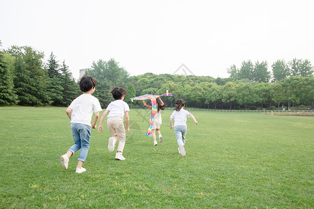 活泼儿童一起奔跑放风筝的儿童背景