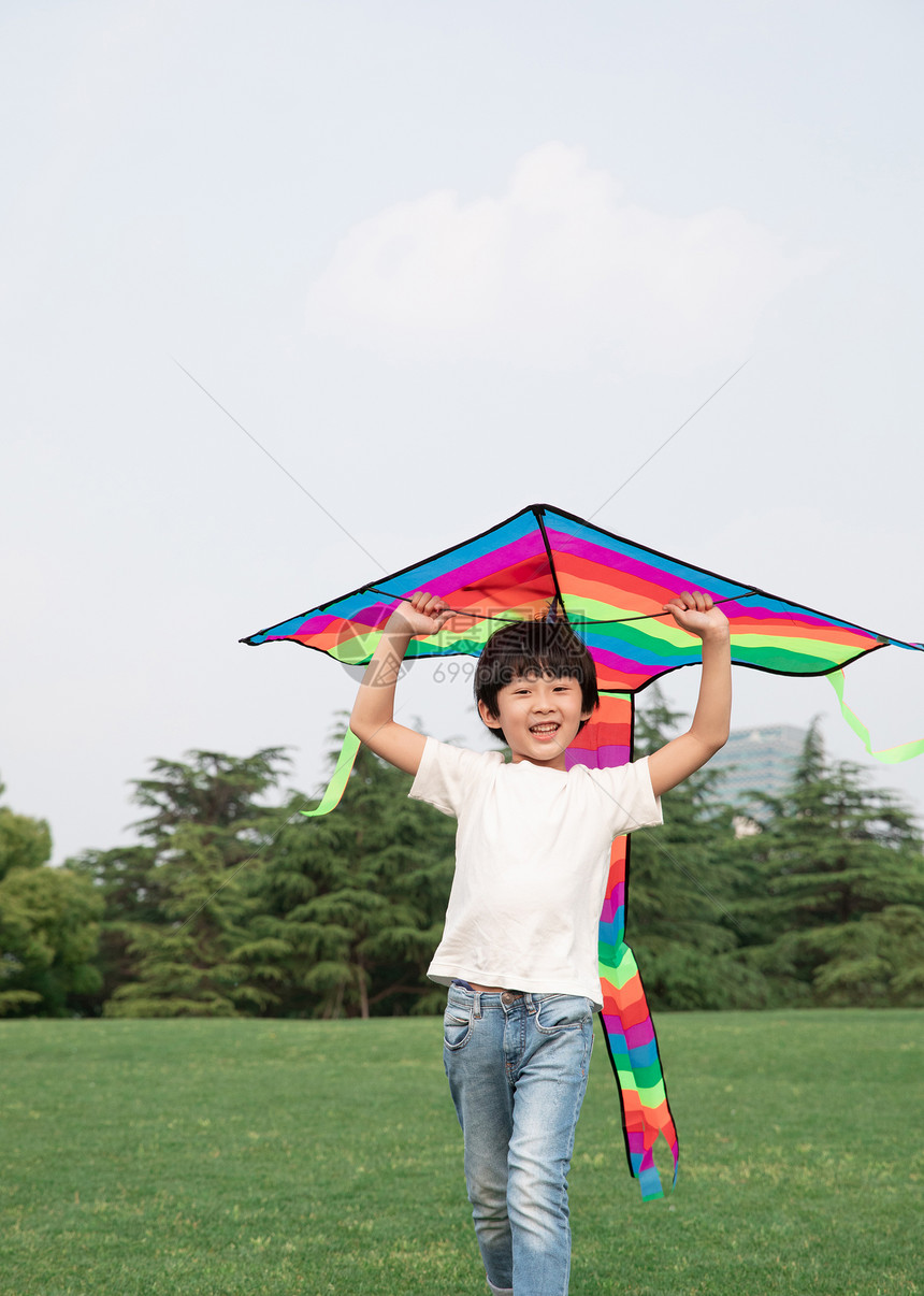 户外放风筝的小男孩图片