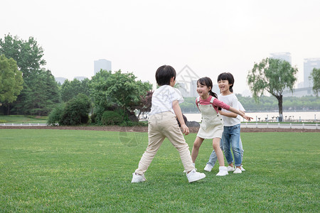 草坪嬉戏在户外玩游戏的儿童背景