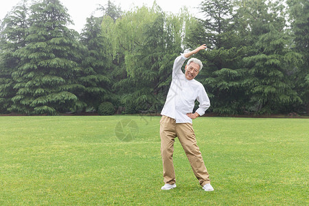 老年人锻炼身体老年人公园里锻炼身体背景