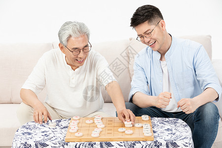 和爸爸下棋中老年父子下象棋背景