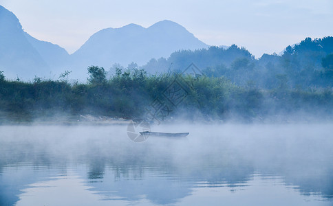 湖边晨雾泛舟摄影图片图片