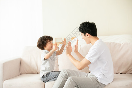 儿童拍手父子沙发上亲密击掌拍手游戏背景