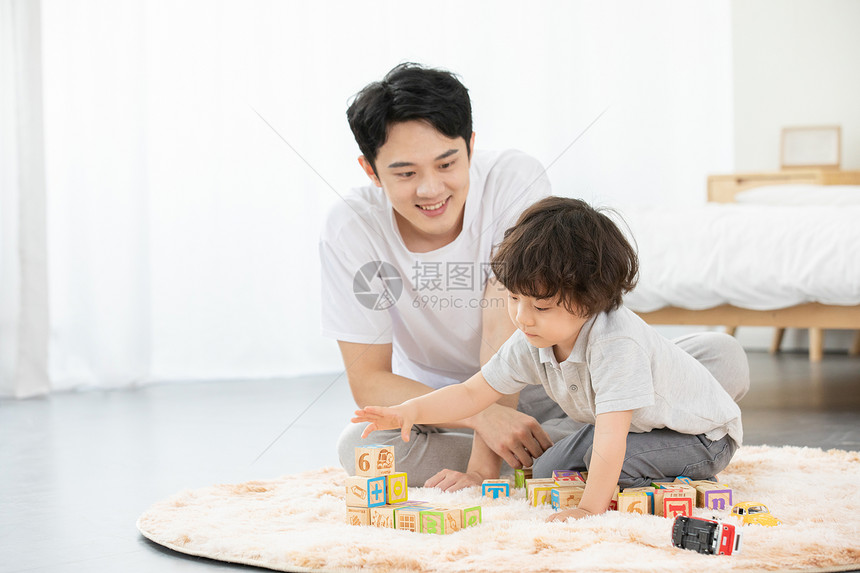 爸爸陪儿子嬉戏堆积木图片