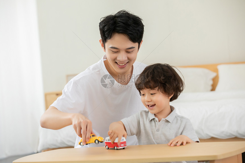 爸爸陪儿子玩玩具汽车图片