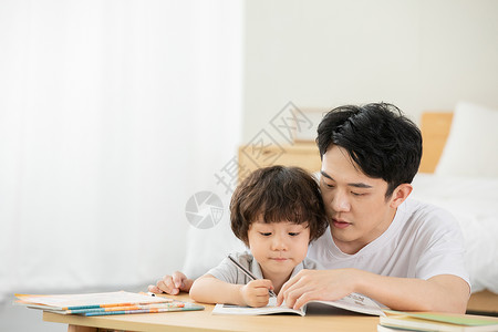 教孩子读书的父亲家庭教育爸爸教儿子看书学习背景