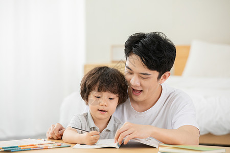 教孩子读书的父亲家庭教育爸爸教儿子看书学习背景