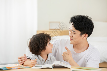 家庭教育爸爸教儿子看书学习高清图片