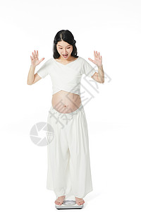 孕妇站在体重秤上图片