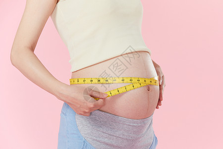 孕妇用皮尺量肚子维度高清图片