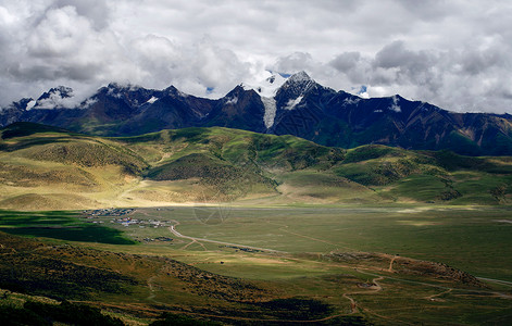 西藏羊八井雪山背景图片