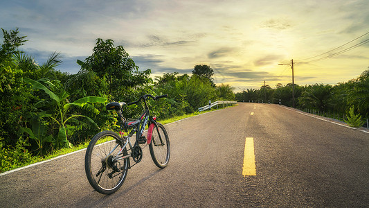 单车旅行公路远光路高清图片
