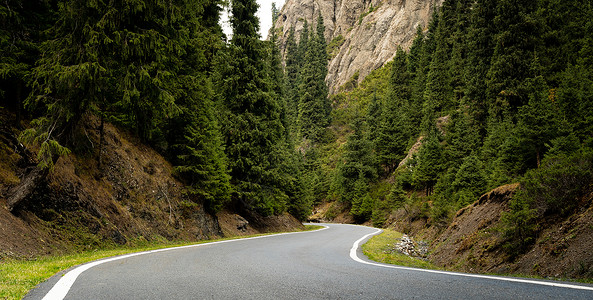 山林路新疆天山大峡谷背景