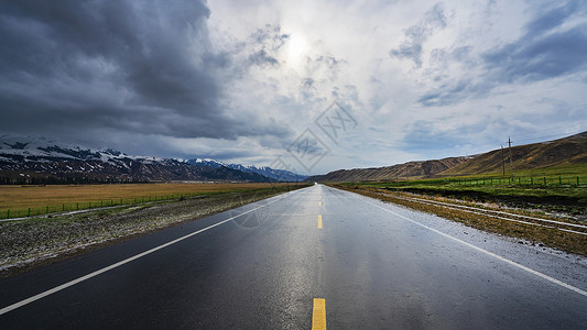 大风素材新疆暴风雨天气下的旅行道路背景