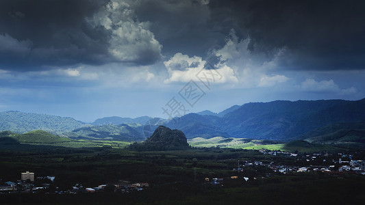 阴雨天的泰国热带地区图片