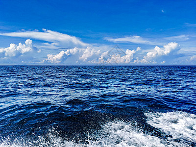 远海潜水快艇在海面上掀起的浪花背景