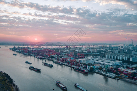 驳船夕阳下广州黄埔的码头背景