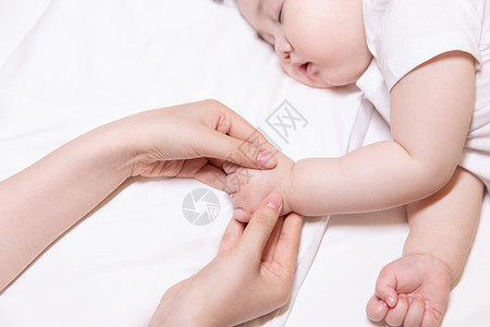 婴儿睡觉抓着妈妈的手图片