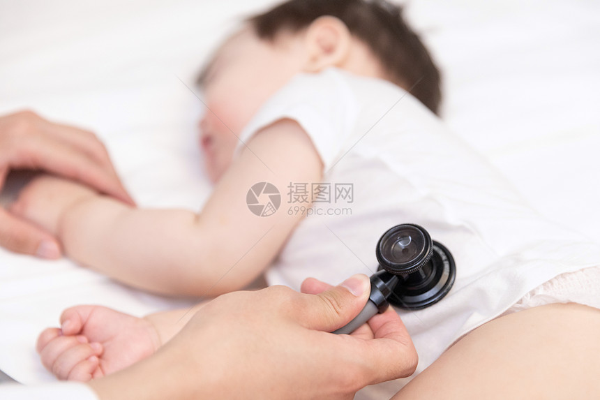 医生检查婴儿心跳图片