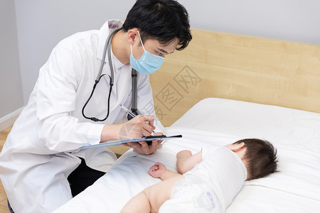 医生记录婴儿病况图片