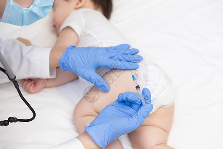 医生给婴儿注射疫苗特写图片