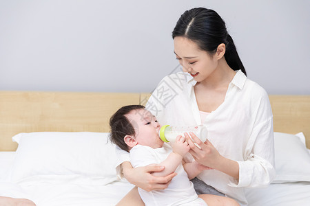 给婴儿喂奶妈妈抱着婴儿喂奶背景
