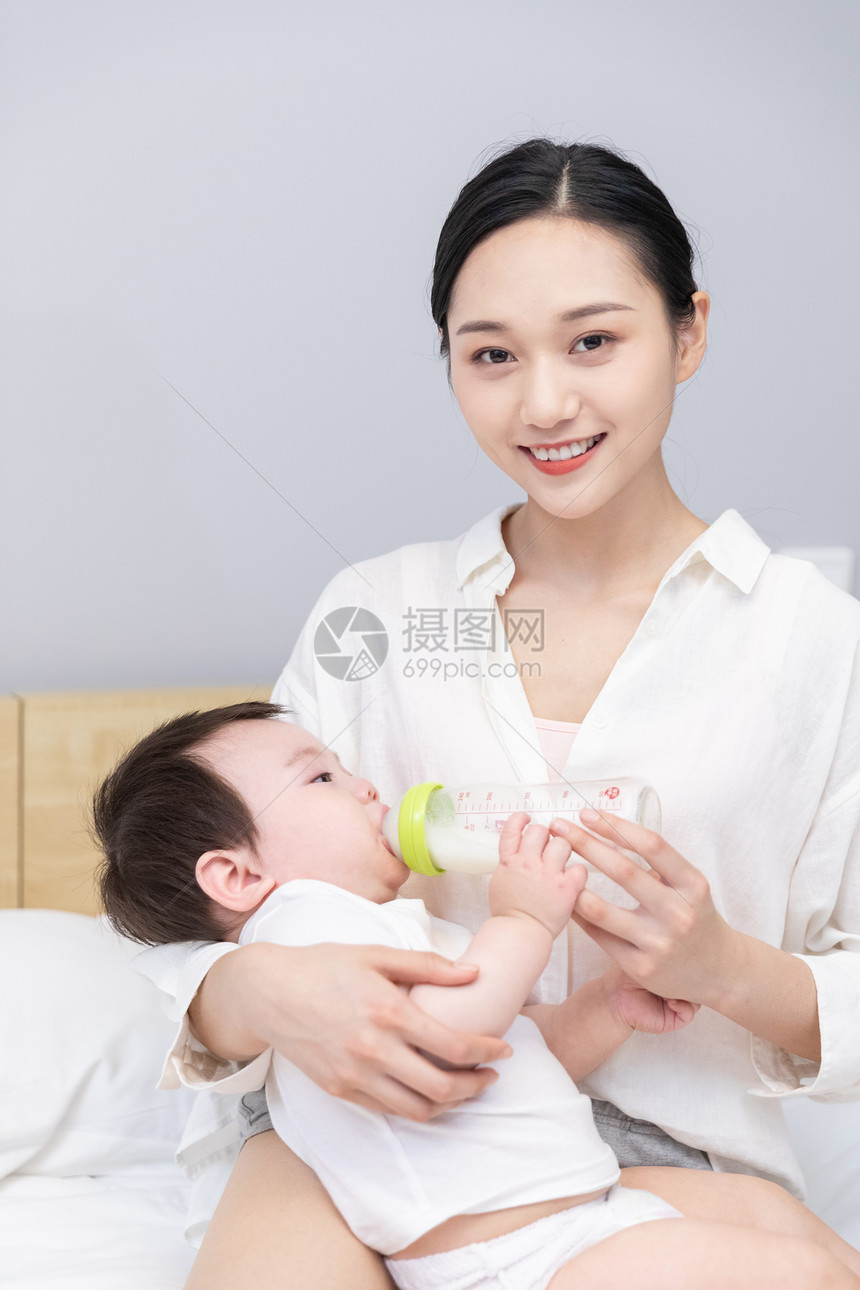 妈妈抱着婴儿喂奶图片