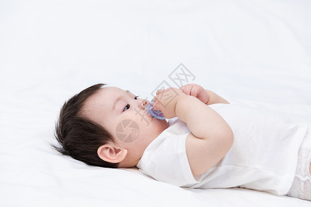 婴儿宝宝吃奶嘴图片