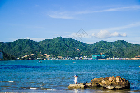 越南岘港海边美女背影高清图片