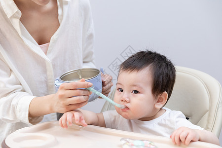妈妈喂小宝宝吃辅食图片